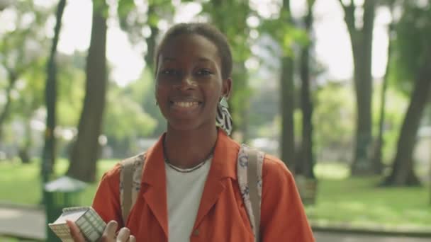 Retrato Jovem Menina Universitária Afro Americana Segurando Livro Didático Sorrindo — Vídeo de Stock