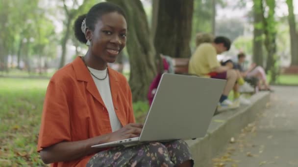 Retrato Menina Universitária Afro Americana Sentada Com Laptop Passeio Parque — Vídeo de Stock