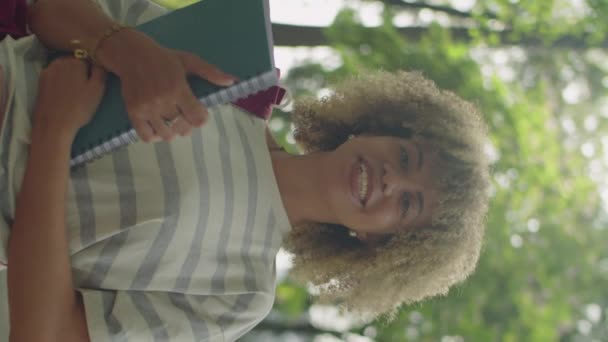 Vertikální Portrét Mladé Studentky Latinky Držící Sešit Usmívající Kameru Při — Stock video
