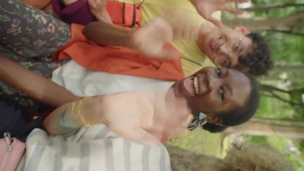 Függőleges Lövés Vidám Fiatal Barátok Integetett Mosolygott Beszélgetett Kamera Miközben — Stock videók