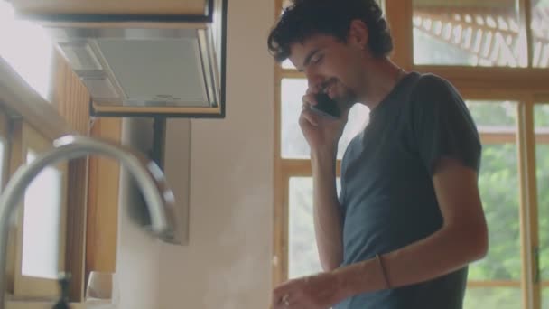 Incline Vista Lateral Tiro Jovem Conversando Telefone Celular Cozinhar Comida — Vídeo de Stock