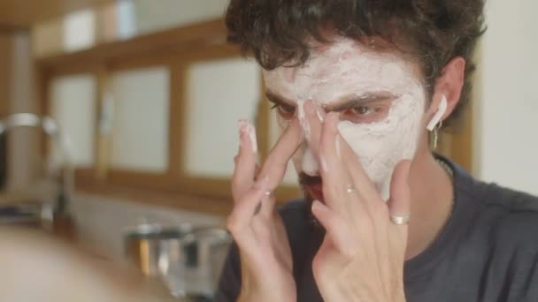 Tiro Foco Seletivo Jovem Barbudo Aplicando Máscara Pele Facial Durante — Vídeo de Stock