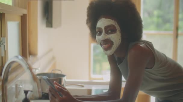 Προσωπογραφία Νεαρής Αφροαμερικανής Γυναίκας Πήλινη Μάσκα Στο Πρόσωπο Που Κρατά — Αρχείο Βίντεο