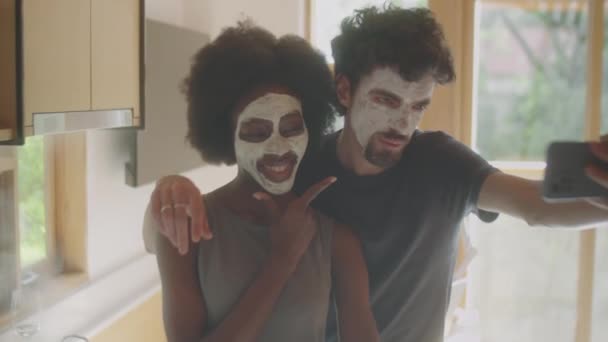 Середній Знімок Молодої Різноманітної Пари Косметичними Масками Обличчях Позують Камери — стокове відео