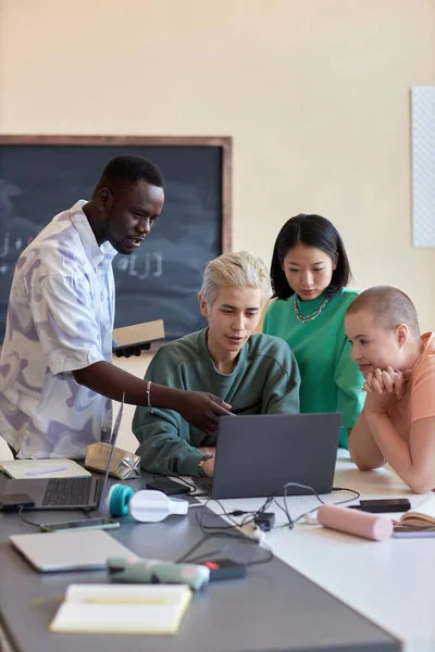 Groep Van Vier Interculturele Studenten Programmeurs Zoek Naar Laptop Scherm — Stockfoto