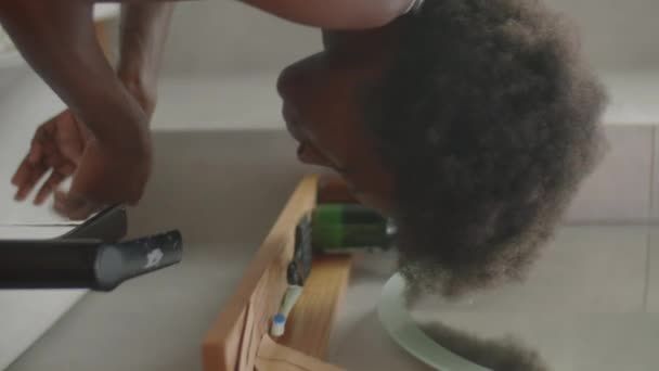 Vertikální Záběr Mladé Černošky Oplachování Tvář Vodou Nad Dřezem Koupelně — Stock video