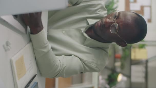 Вертикальный Снимок Афроамериканского Бизнесмена Печатающего Ноутбуке Время Работы Офисе — стоковое видео
