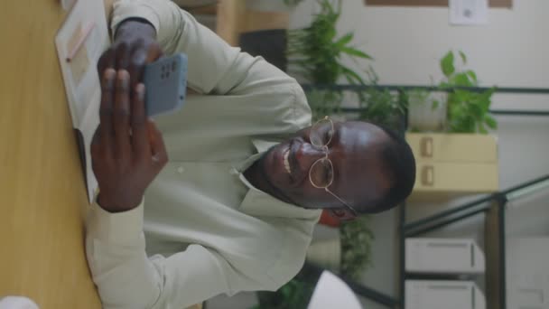 Pengusaha Afrika Amerika Secara Vertikal Tersenyum Dan Sms Smartphone Tempat — Stok Video
