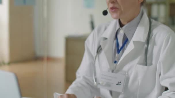Tilt Aufnahme Einer Ärztin Headset Die Videoanruf Auf Dem Laptop — Stockvideo