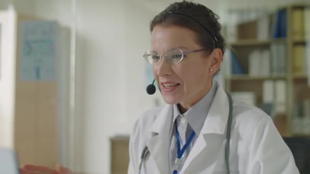 Mediano Primer Plano Mujer Médico Auriculares Hablando Través Videollamada Ordenador — Vídeos de Stock
