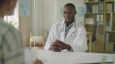 Afrika kökenli Amerikalı erkek doktorun klinikte danışmanlık yaparken hastayla tıbbi anlaşma imzalaması yüzünden.