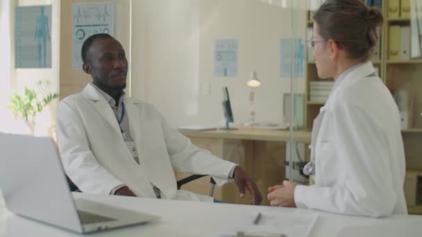 Medelhög Bild Multietniska Manliga Och Kvinnliga Läkare Som Sitter Vid — Stockvideo