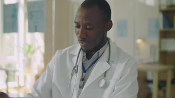 아프리카계 미국인 메모를 진료소에서 상담을 환자와 이야기 — 비디오