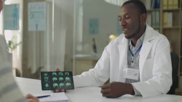Sur Épaule Médecin Afro Américain Montrant Scanner Cérébral Sur Tablette — Video