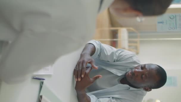 Imagem Vertical Jovem Afro Americano Queixando Enxaqueca Médico Feminino Durante — Vídeo de Stock