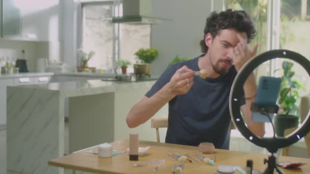 Blogueiro Maquiagem Masculina Aplicando Rosto Com Escova Cosmética Frente Luz — Vídeo de Stock
