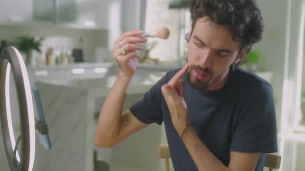 Tilt Shot Male Makeup Artist Applying Powder Talking Front Circle — Vídeo de stock