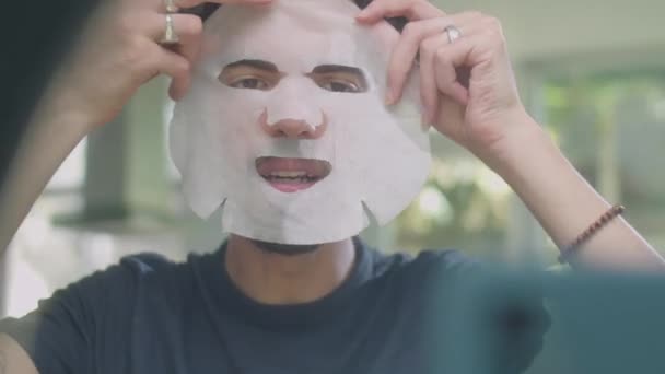 Střední Zblízka Záběr Mužské Krásy Vlogger Použití Listu Masky Tvář — Stock video