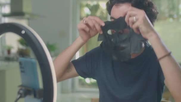 Arc Shot Του Νεαρού Blogger Ομορφιά Εφαρμογή Μάσκα Φύλλο Στο — Αρχείο Βίντεο