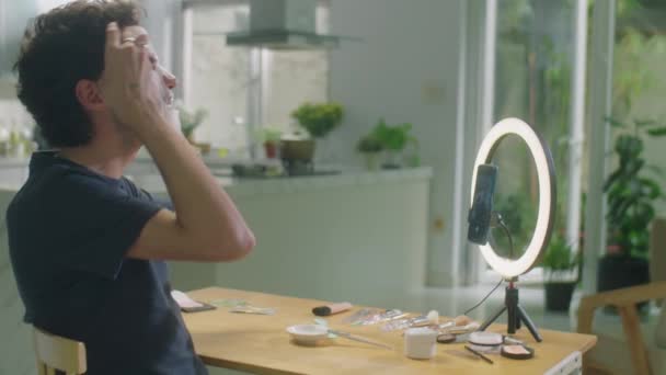 Evde Cilt Rutini Videosu Çekerken Çember Lamba Akıllı Telefonun Önünde — Stok video