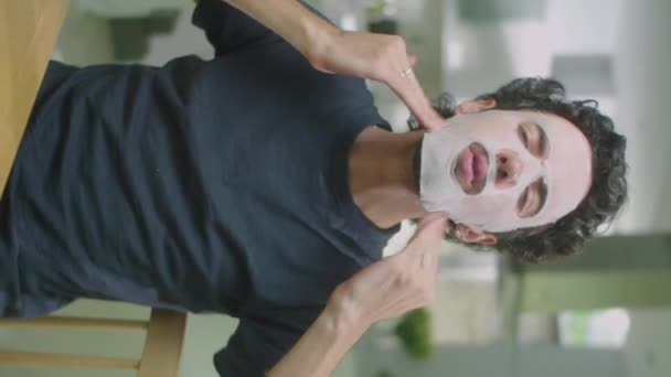 Tiro Vertical Blogueiro Beleza Masculino Removendo Máscara Rosto Falando Câmera — Vídeo de Stock