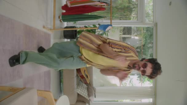 Вертикальний Повний Знімок Gen Хлопець Налаштовує Камеру Позує Модному Вбранні — стокове відео