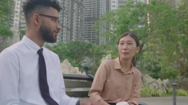 Mittlere Aufnahme Einer Jungen Asiatischen Geschäftsfrau Die Kaffee Trinkt Und — Stockvideo