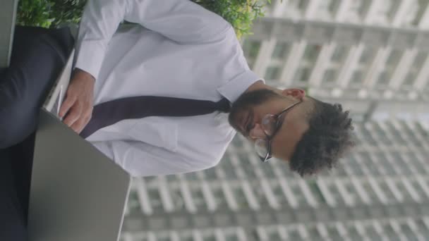Вертикальний Знімок Молодого Бізнесмена Формальному Одязі Окулярах Працюють Ноутбуці Відкритому — стокове відео