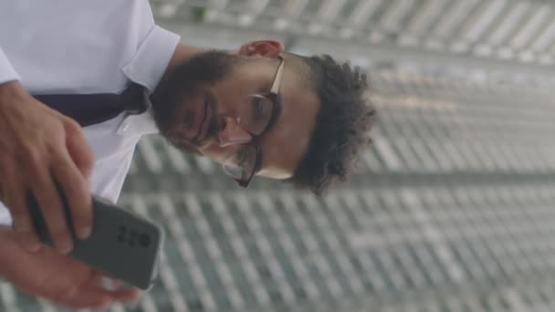 Resmi Gömlekli Kravatlı Genç Işadamının Şehirde Dikey Görüntüsü Cep Telefonuyla — Stok video