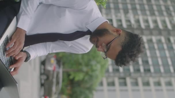 Tiro Vertical Hombre Negocios Formalwear Gafas Escribiendo Usando Touchpad Ordenador — Vídeo de stock