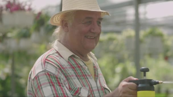 Hasır Şapkalı Yaşlı Çocuk Bakıcısının Seçmeli Odak Noktası Gülümsemesi Bitkileri — Stok video