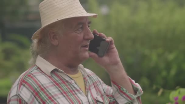Médio Close Tiro Agricultor Sênior Livre Jardim Falando Telefone Móvel — Vídeo de Stock
