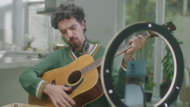 집에서 램프와 스마트 온라인 클래스를 촬영하는 기타를 연주하는 방법을 설명하는 — 비디오