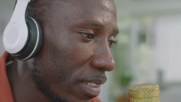 Detailní Záběr Afroameričan Muž Sluchátkách Mluvit Mikrofonu Při Nahrávání Podcast — Stock video