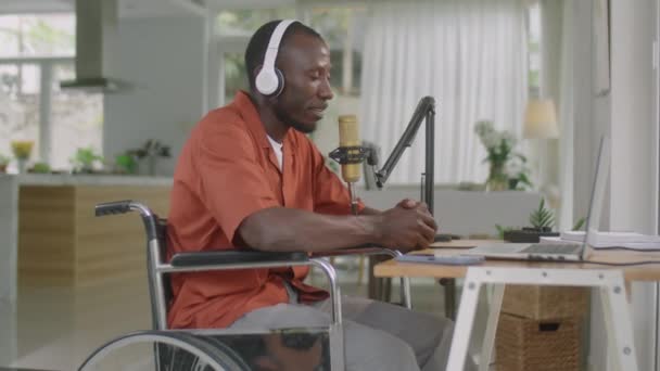 Boční Pohled Afroameričana Bezdrátových Sluchátkách Sedí Vozíku Mluví Mikrofonu Při — Stock video