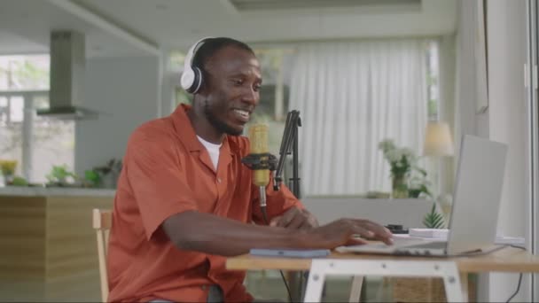 Hombre Afroamericano Auriculares Inalámbricos Sentado Escritorio Mirando Pantalla Del Ordenador — Vídeos de Stock