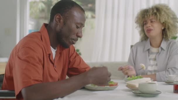 Mladá Žena Mluvit Afroamerickým Manželem Invalidním Vozíku Při Večeři Doma — Stock video