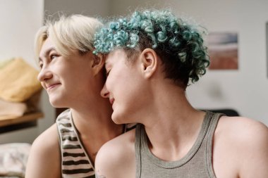 Genç kızlar evde birlikte vakit geçirip eğleniyorlar.