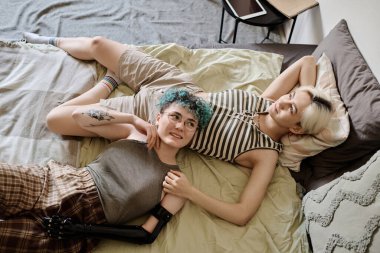 Kız arkadaşların yatak odasında eğlendikleri yüksek açılı manzara.