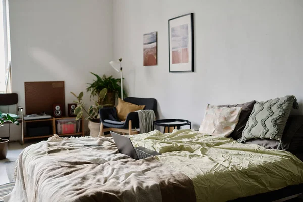Сучасна Спальня Підлітка Великим Ліжком Ноутбуком Ньому — стокове фото