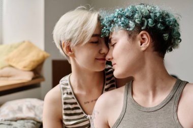 Lezbiyen kızlar odada eğleniyorlar.