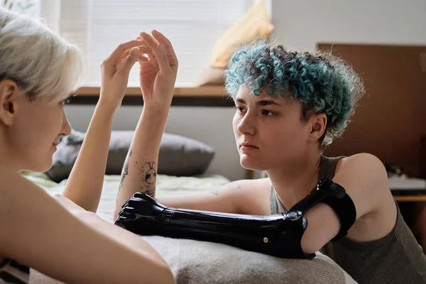 Özürlü kız, kız arkadaşıyla evde vakit geçiriyor.