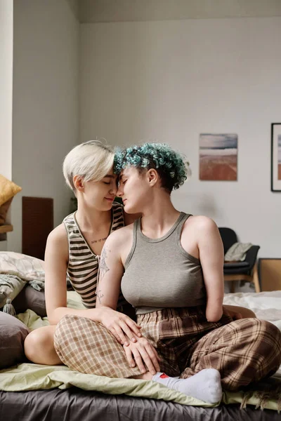 Imagen Vertical Hermosas Lesbianas Disfrutando Del Tiempo Juntos Habitación Casa —  Fotos de Stock