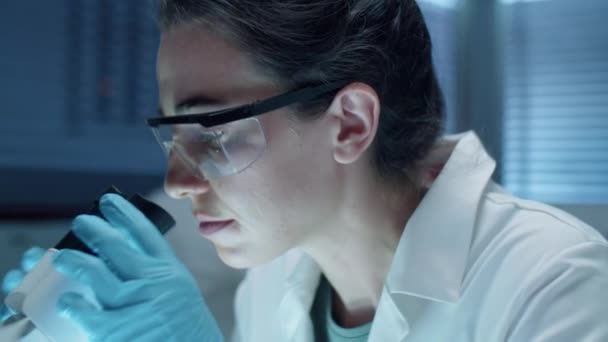 Widok Kobiety Naukowca Sterylnych Rękawiczkach Okularach Ochronnych Notatkach Robienia Białych — Wideo stockowe