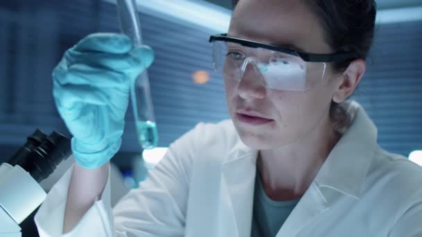 Χημικός Γυναίκα Αποστειρωμένα Γάντια Προστατευτικά Γυαλιά Και Λευκή Στρώση Που — Αρχείο Βίντεο