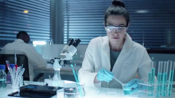 Średnie Ujęcie Kobiety Naukowca Sterylnych Rękawiczkach Okularach Ochronnych Białej Powłoce — Wideo stockowe