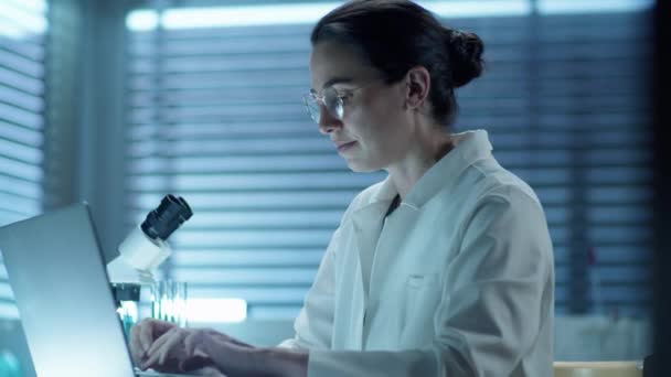 Medium Skud Kvindelige Videnskabsmand Lab Coat Skrive Laptop Mens Arbejder – Stock-video