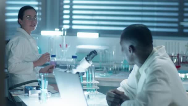 Medium Rack Fokus Skudt Afrikansk Amerikansk Kemiker Ved Hjælp Bærbar – Stock-video