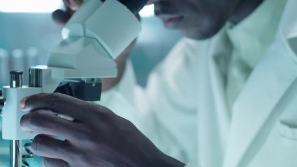 Captura Selectiva Enfoque Recortada Científico Afroamericano Bata Laboratorio Girando Perilla — Vídeo de stock