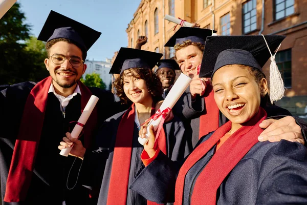 Happy Estudantes Graduados Fazendo Retrato Selfie Vestidos Contra Universidade Livre — Fotografia de Stock